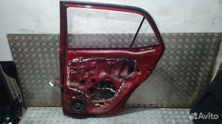 Дверь Auris (07-12) зад R б/у
