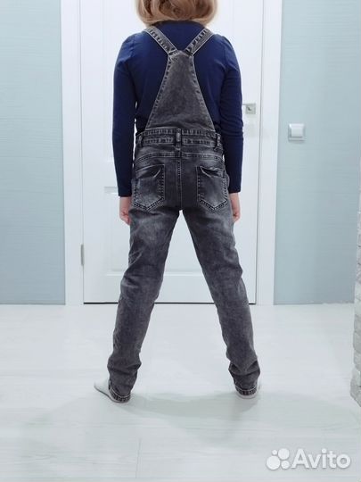 Брендовый джинсовый комбинезон 140-146 см