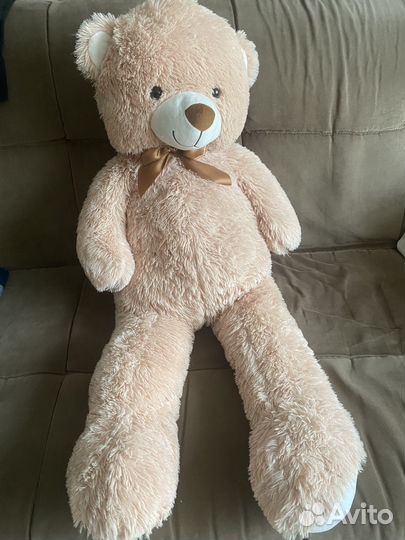 Большой плюшевый медведь