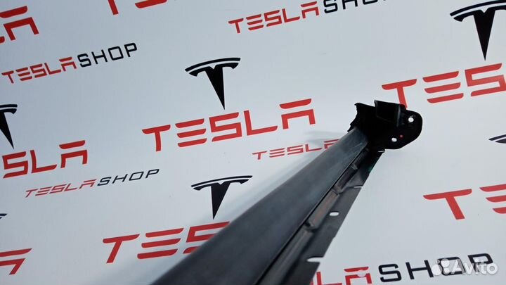 Уплотнитель стекла двери задний правый Tesla