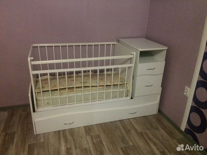 Детская кроватка с маятником и ящиком