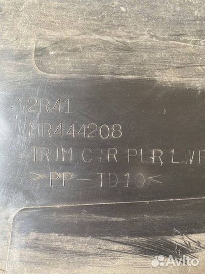 Обшивка стойки правая Mitsubishi Lancer