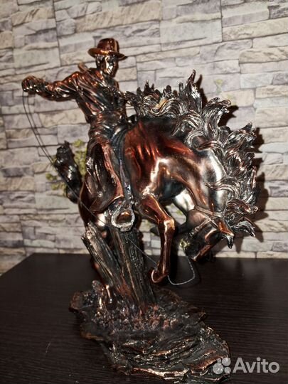 Статуэтка ковбой на коне