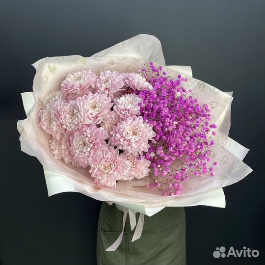 Нежный букет из хризантем и гипсофилы