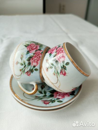 Кофейные чашки с блюдцами