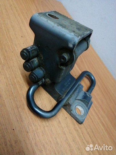 Петля двери передняя правая Volkswagen Touareg 1