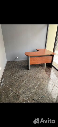 Офисный стол и 2 шкафа