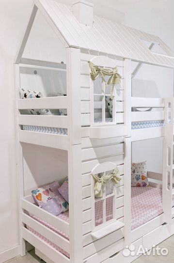 Двухъярусная кровать с крышей