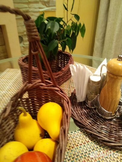 Корзина плетеная из бумажной лозы