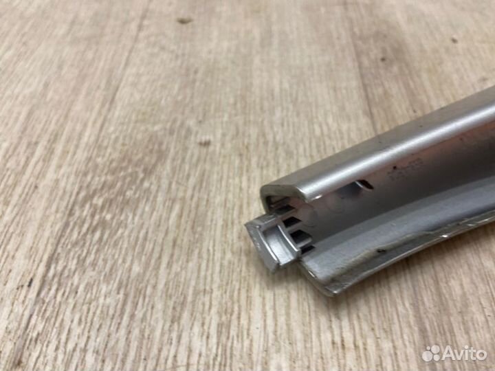 Накладка крепления рейлинга передняя левая Nissan