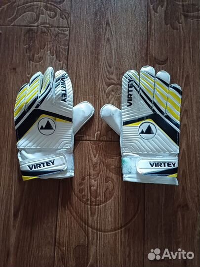 Вратарские перчатки