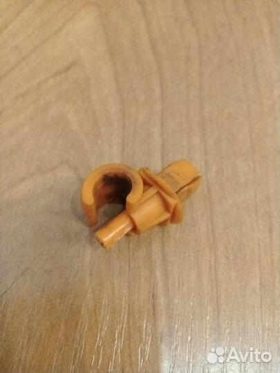 Фиксатор (клипса) упора капота Volkswagen Polo