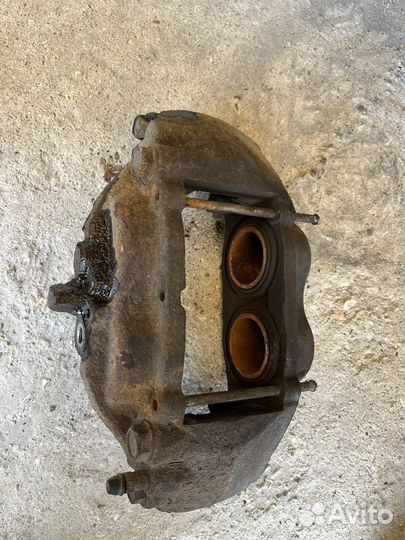 Суппорта передние Lexus LX570/Land Cruiser 200