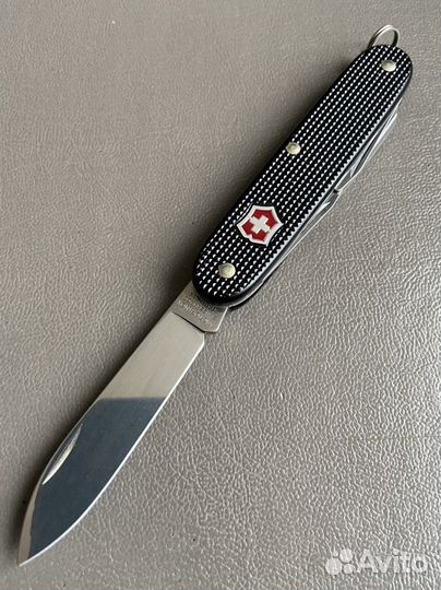 Victorinox Pioneer Alox (красный щит)