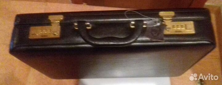 Новый кожаный кейс фирмы 