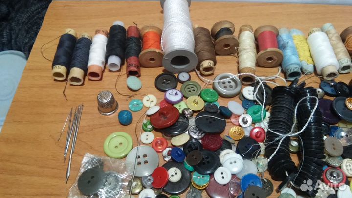 Нитки.иголки.19 штук ниток.много разных пуговец