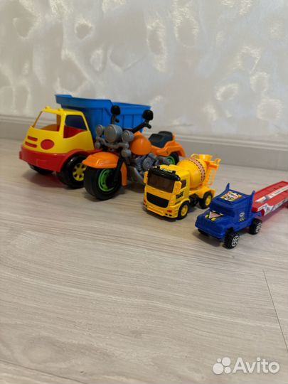 Машинки и мотоцикл игрушечные