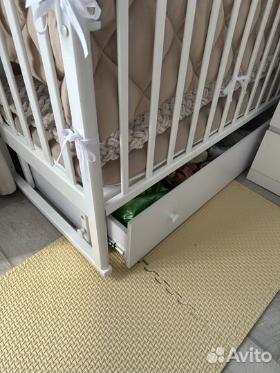 Детская кроватка с маятником белая 