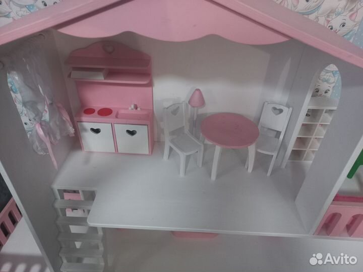 Кукольный домик с мебелью