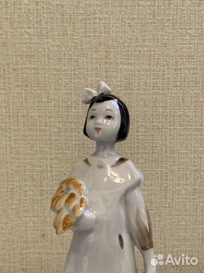 Фарфоровая статуэтка 
