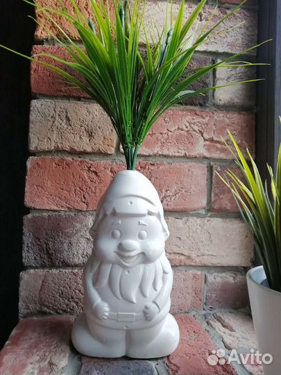 Гномик из гипса с травкой