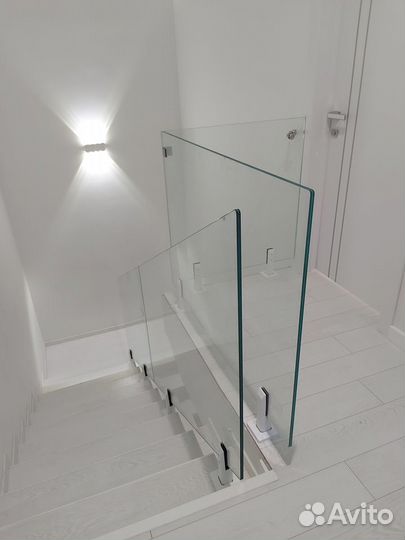 Перильные ограждения лестниц со стеклом