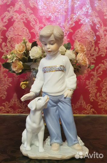 Статуэтка фарфоровая