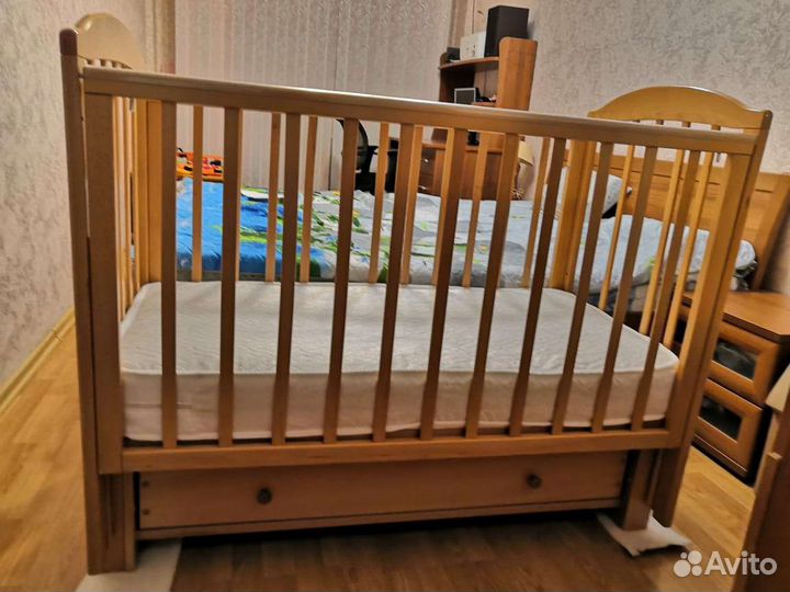 Детская кроватка с маятником и ящиком + матрас