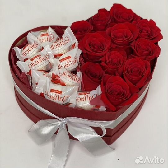 Сладости и цветы в коробке