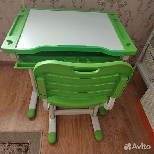 Детский письменный стол и стул