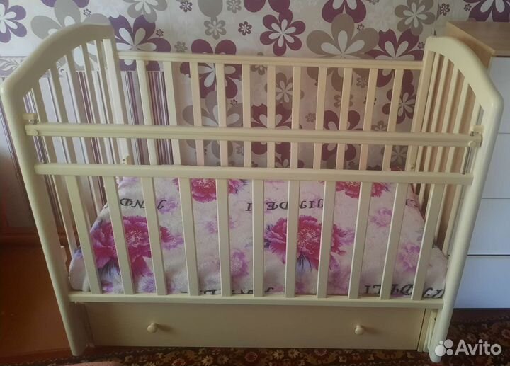 Детская кроватка с маятником и ящиком