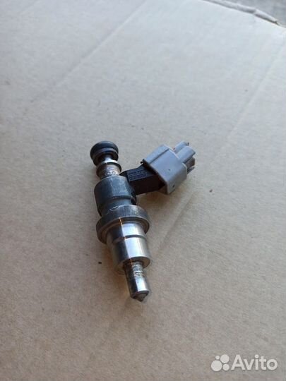 Форсунка бензиновая Тайота Авенсис 2.0, 2.4