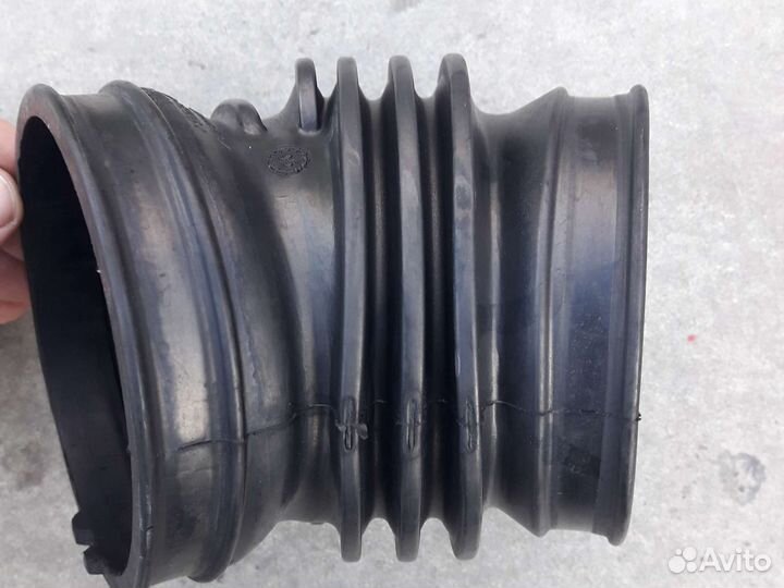 Патрубок воздушного фильтра Audi A8 D2 4.2