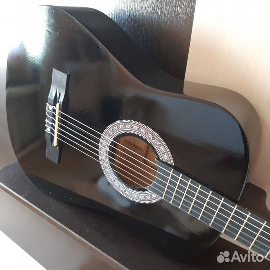 Гитара чёрная, для новичков