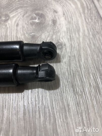 Амортизаторы крышки багажника Nissan Terrano 3 D10