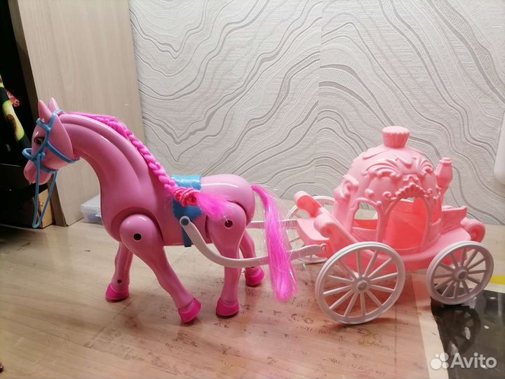 Лошадь с каретой