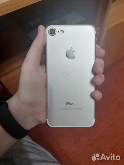 Телефон iPhone 7 32 GB