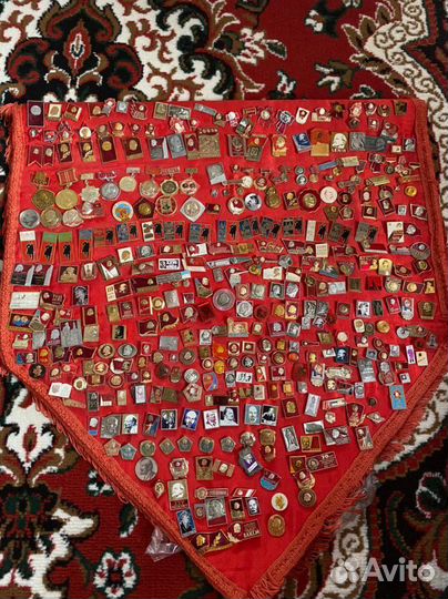 Значки с изображением Ленина