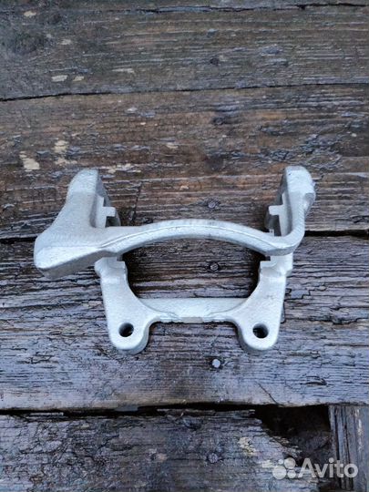 Скоба суппорта задняя Фольксваген Тигуан