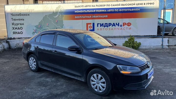 Петля капота правая Volkswagen Jetta (A6) 5C682330