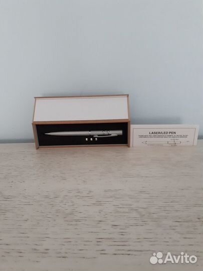 Ручка с лазерной указкой и фонариком