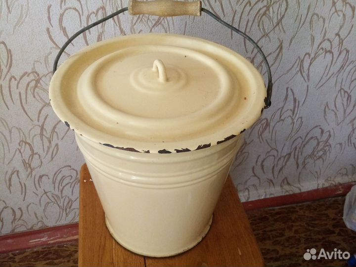 Эмалированное ведро с крышкой