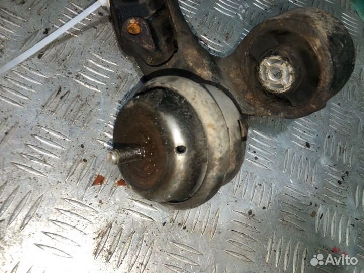 Подушка двигателя правая Peugeot 406 седан