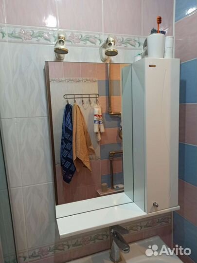 Зеркало со шкафчиком