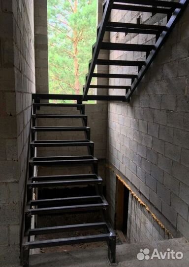 Облицовка лестничного металлокаркаса деревом