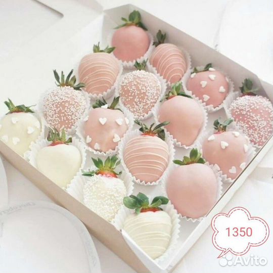 Клубника в шоколаде с цветами