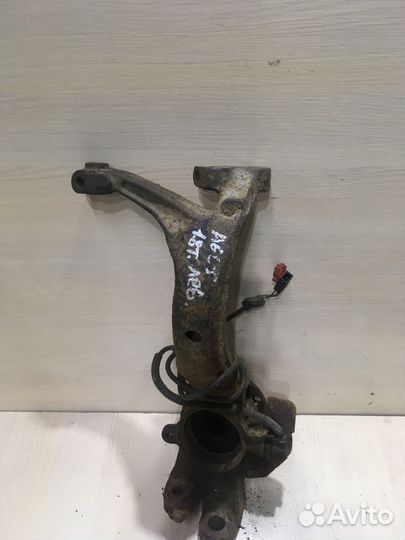 Кулак передний левый Ауди А6 С5 8D0407257J