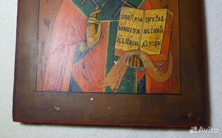 Старинная икона в киоте 