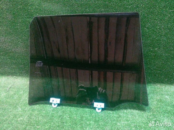 Стекло двери заднее левое Nissan Juke 2011-2016