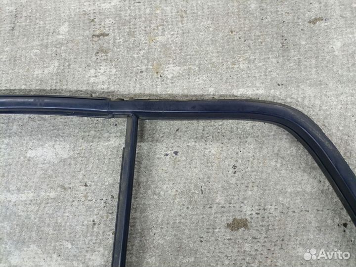 Задний левый уплотнитель стекла Volkswagen Golf 3